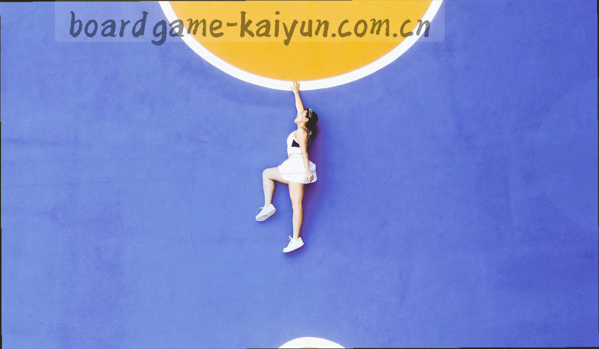 深靛色桌面上排列整齐的筹码，边缘模糊，形成低对比的纹理底图